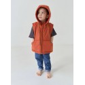 Теплая жилетка со съемным капюшоном 68-80 см цвет: кирпичный 110-105 Теплая жилетка со съемным капюшоном 68-80 см цвет: кирпичный 110-105