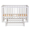 Детская деревянная кроватка Lea 2 с быстросъемной стенкой и маятником цвет: белый 0003167-04