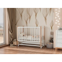 Кроватка детская Lunna Lika с маятником и колесами + быстросъемная стенка цвет: белый/ стойки бук
