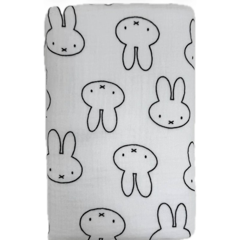 Непромокаемая многоразовая пеленка из муслина 60*90 см цвет: зайцы черно-белые