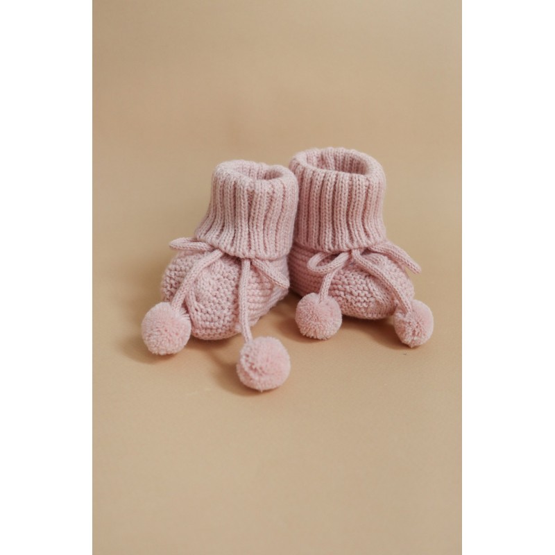 Вязаные пинетки на завязках с помпонами цвет: пудровый Р-032 Вязаные пинетки на завязках с помпонами цвет: пудровый Р-032