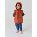 Теплая жилетка со съемным капюшоном 68-80 см цвет: кирпичный 110-105