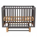 Детская деревянная кроватка Lea 2 с быстросъемной стенкой и маятником цвет: графит-дуб крафт золотой 0003167-27 Детская деревянная кроватка Lea 2 с быстросъемной стенкой и маятником цвет: графит-дуб крафт золотой 0003167-27