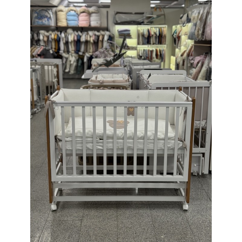 Кроватка детская Lunna Lika с маятником и колесами + быстросъемная стенка цвет: белый/бук Кроватка детская Lunna Lika с маятником и колесами + быстросъемная стенка цвет: белый/бук